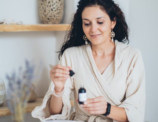 gua sha y serum facial: hidrata la piel con aceites esenciales rosa mosqueta, aceite de naranja, aceite de argán, aceite incienso de la India